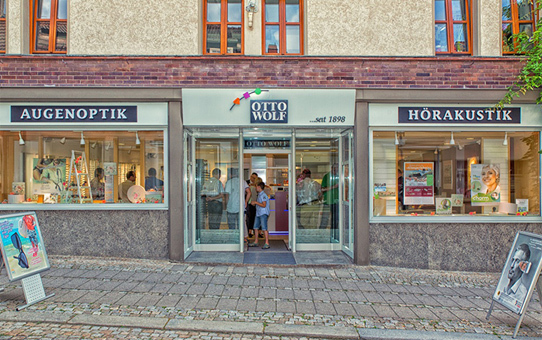 Fassade eines Geschäfts für Augenoptik und Hörakustik mit Schaufenstern und Eingang.